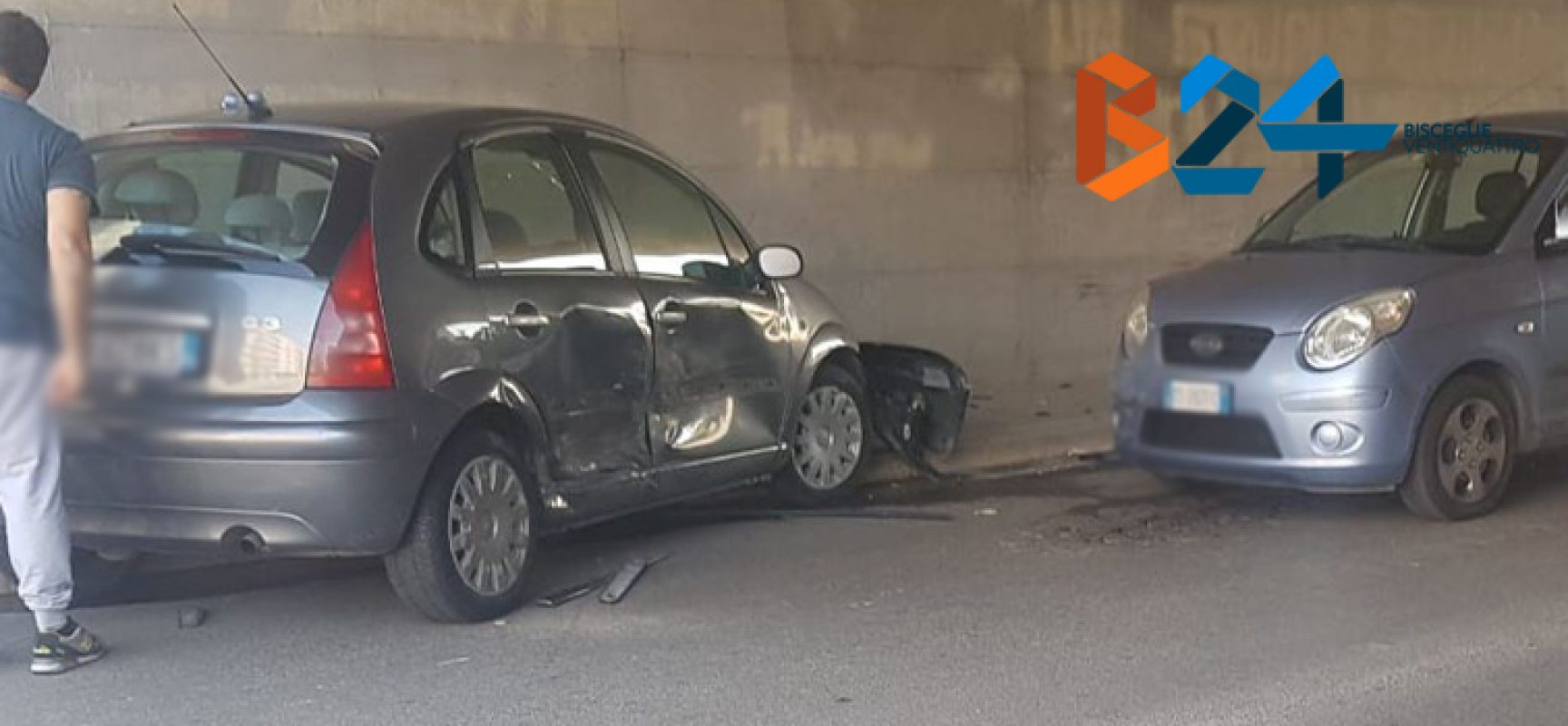 Auto si schianta in sottovia via Ruvo, coinvolta altra auto