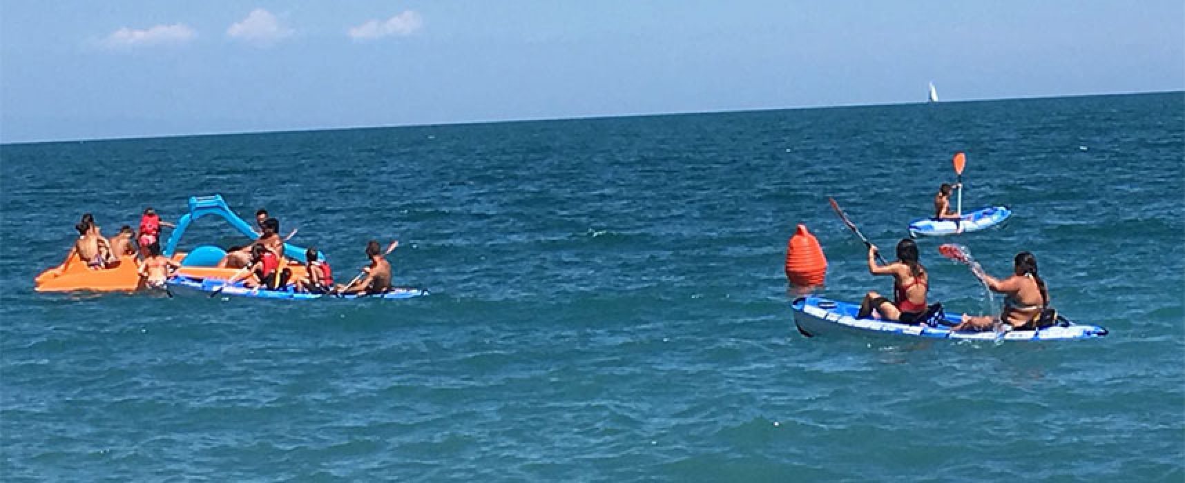 I bagnini Baywatch accolgono i ragazzi di Villa Giulia per una giornata al mare