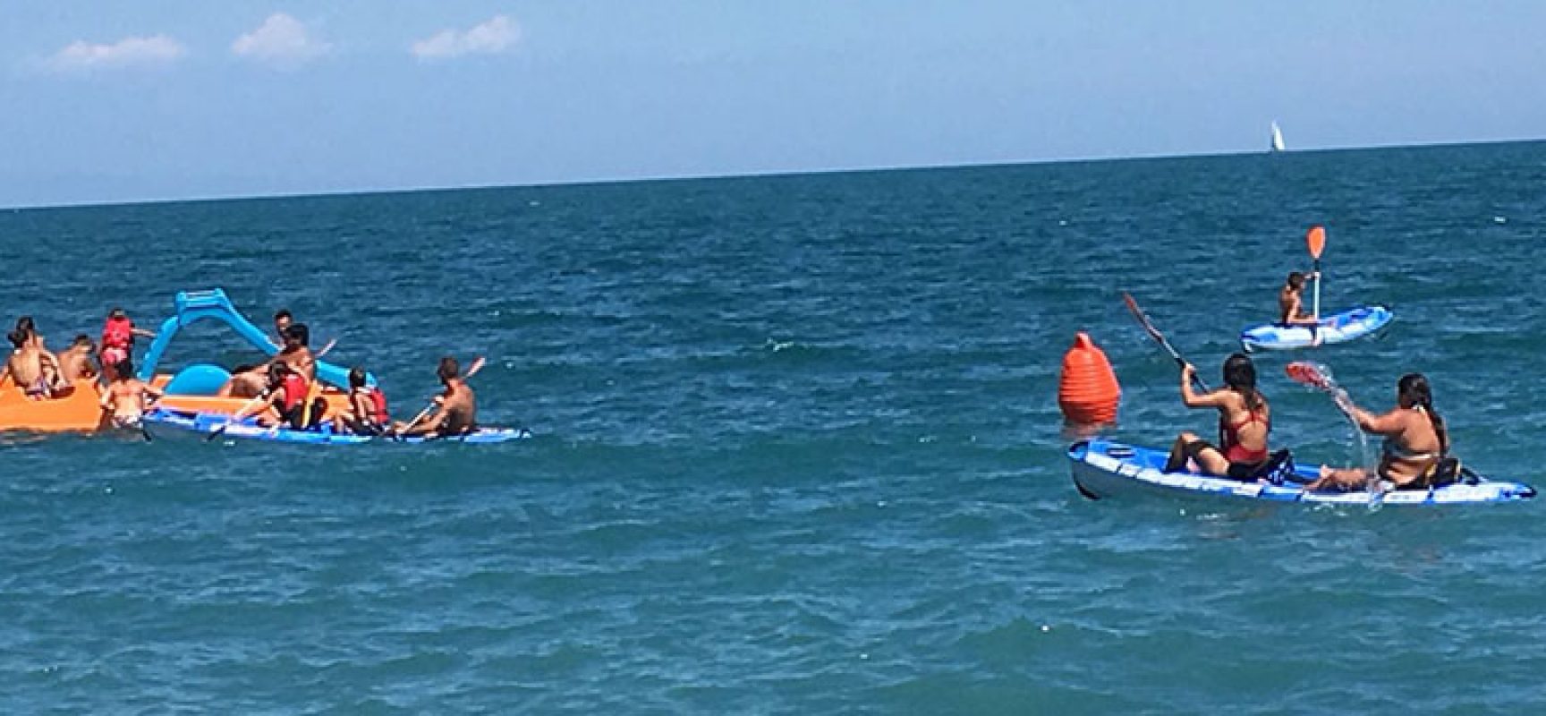 I bagnini Baywatch accolgono i ragazzi di Villa Giulia per una giornata al mare