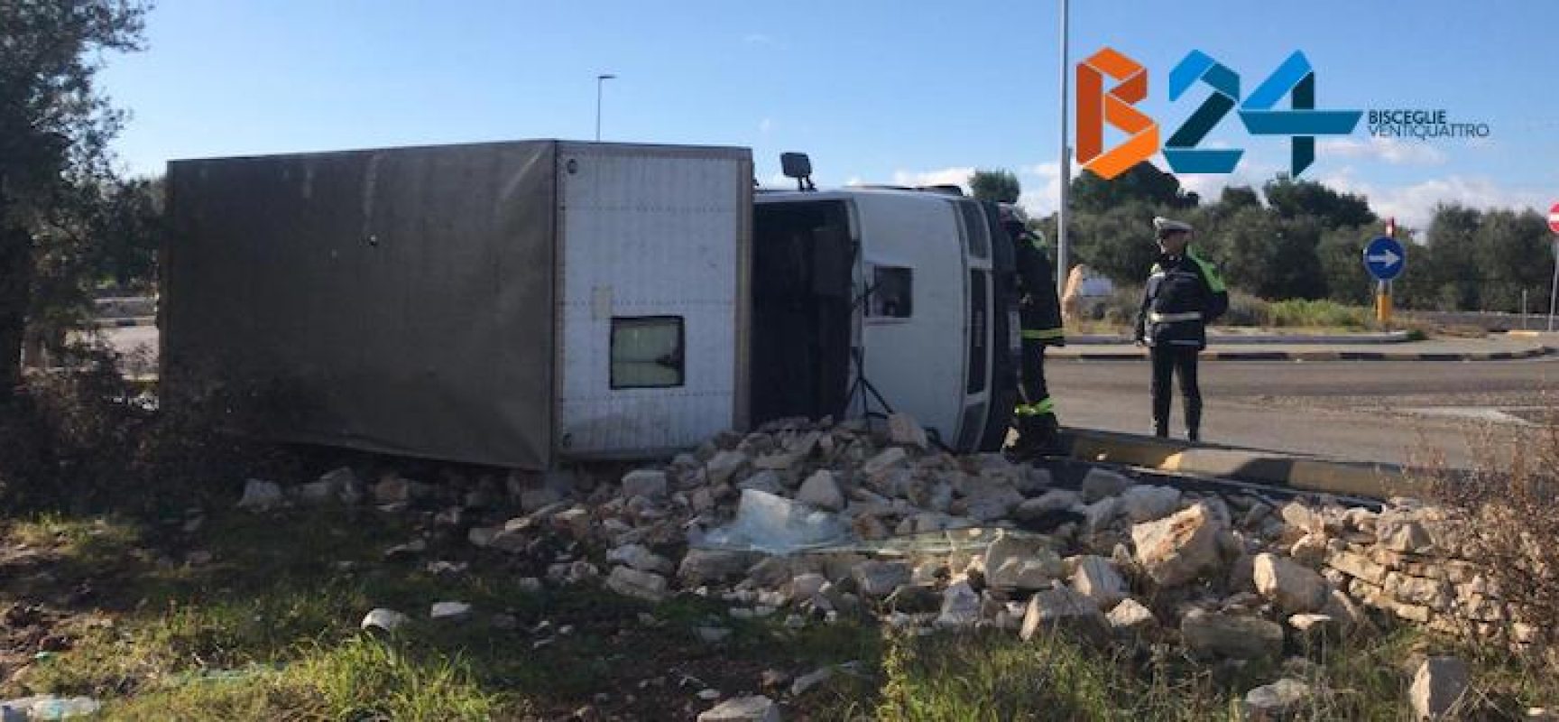 Camion si ribalta sulla Bisceglie-Corato: 24enne trasportato all’ospedale di Bisceglie