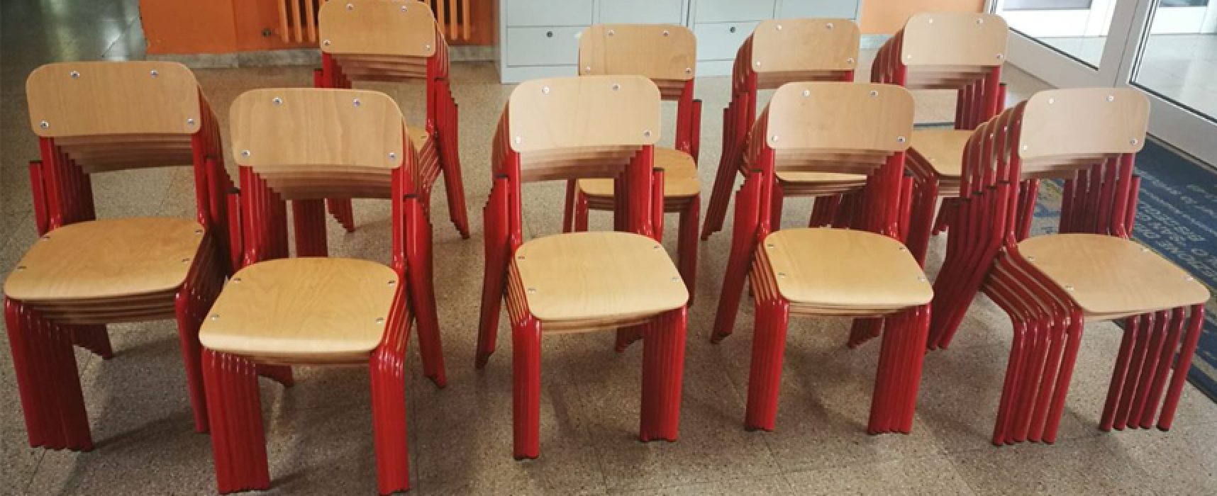 Scuola: consegnati banchi, sedie e attrezzature alle scuole elementari e medie