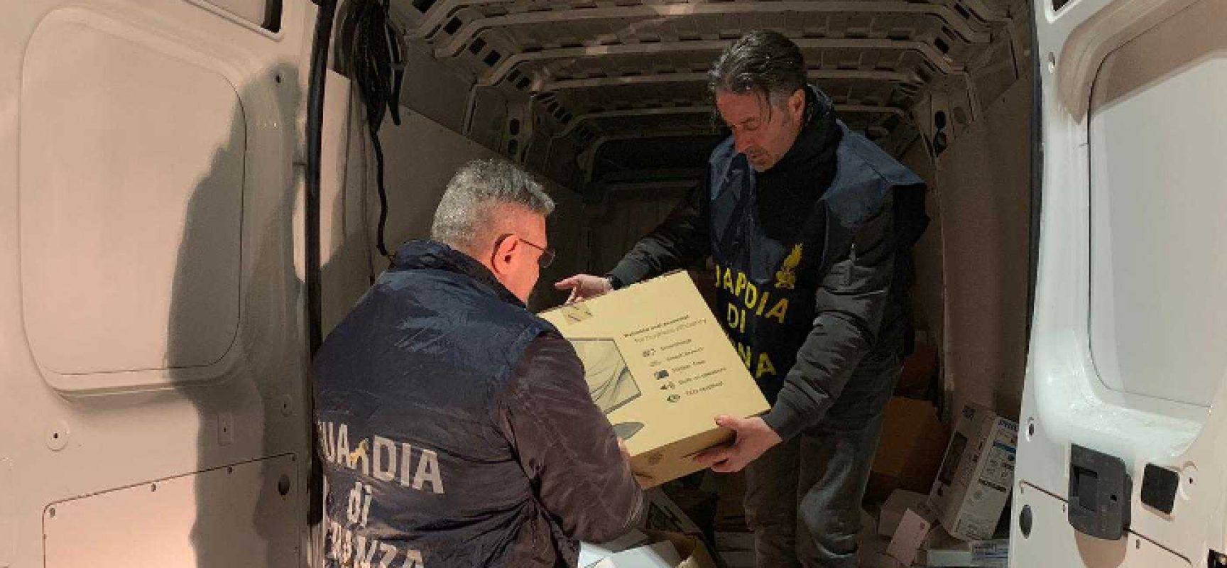 Guardia di Finanza intercetta furgone con 50mila euro di refurtiva sulla Andria-Bisceglie