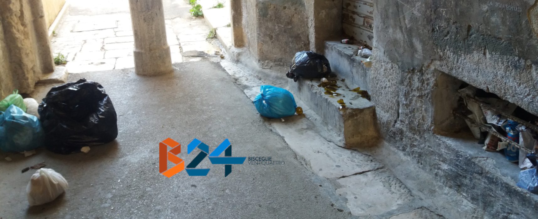 Vico Lepanto, “stradina dimenticata regno di rifiuti e urina” / FOTO