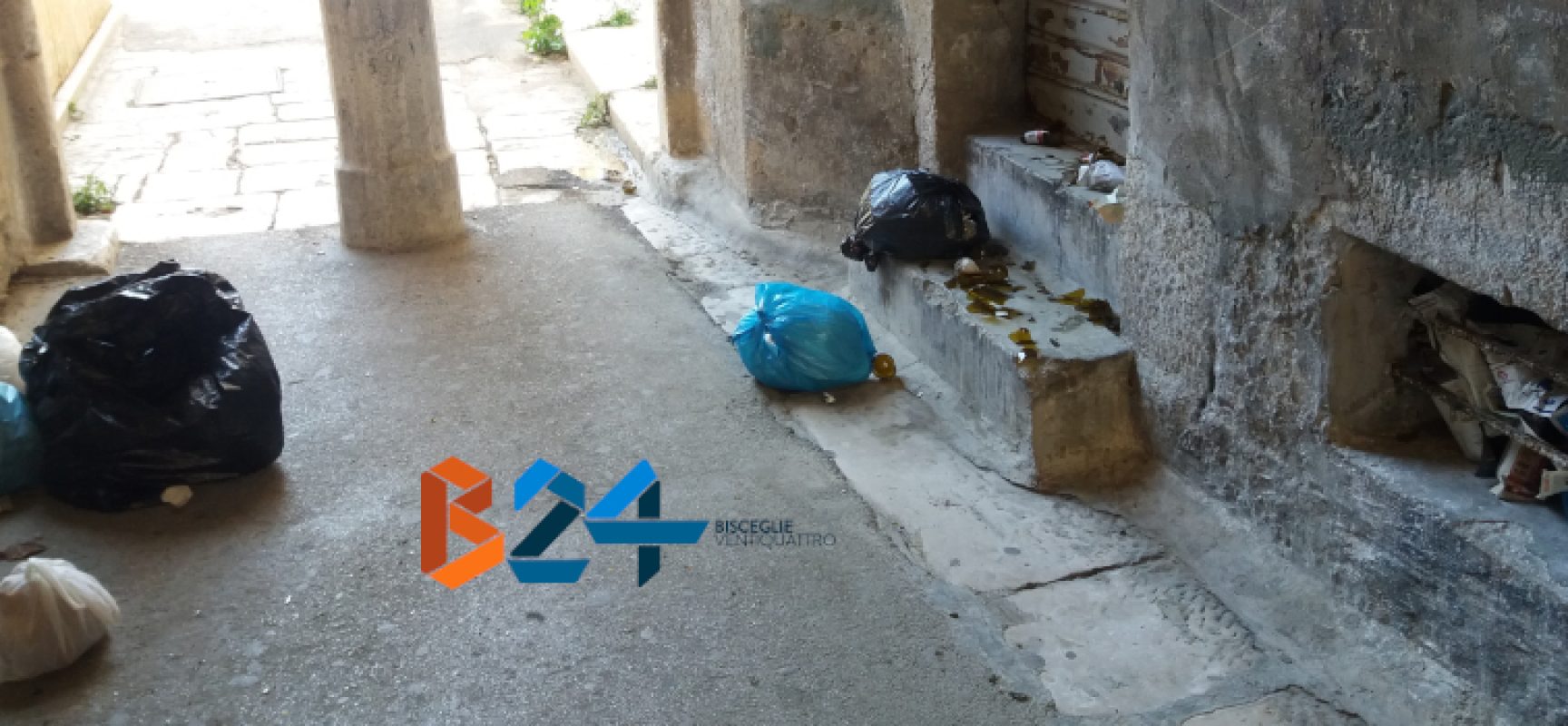 Vico Lepanto, “stradina dimenticata regno di rifiuti e urina” / FOTO