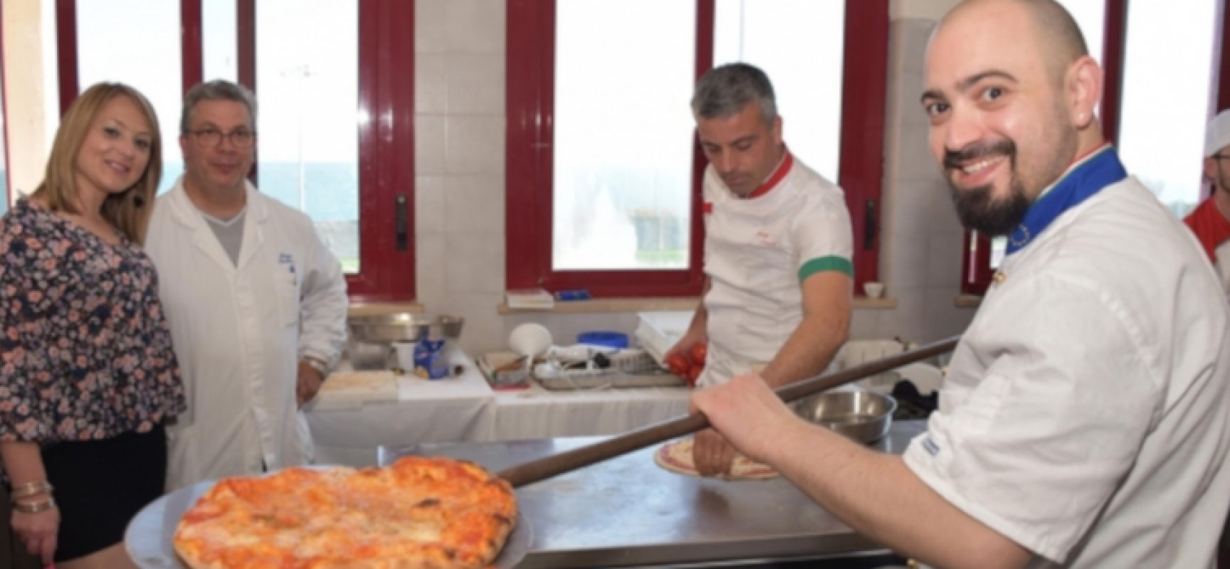 Pizzaiolo biscegliese spiega tecniche di lievitazione naturale agli studenti canadesi