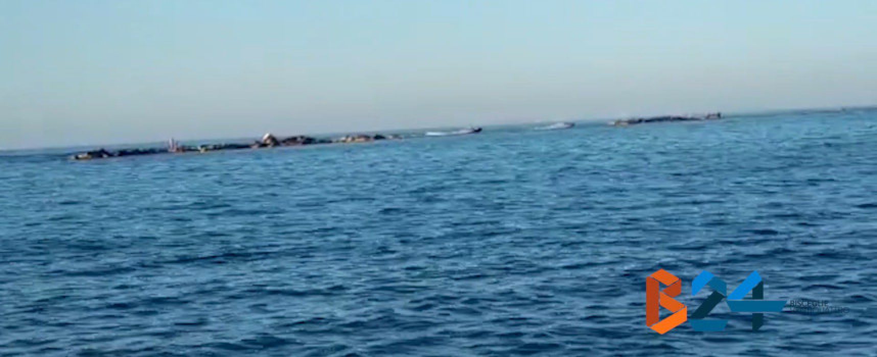 Moto d’acqua sfrecciano sotto costa sul lungomare di ponente / VIDEO