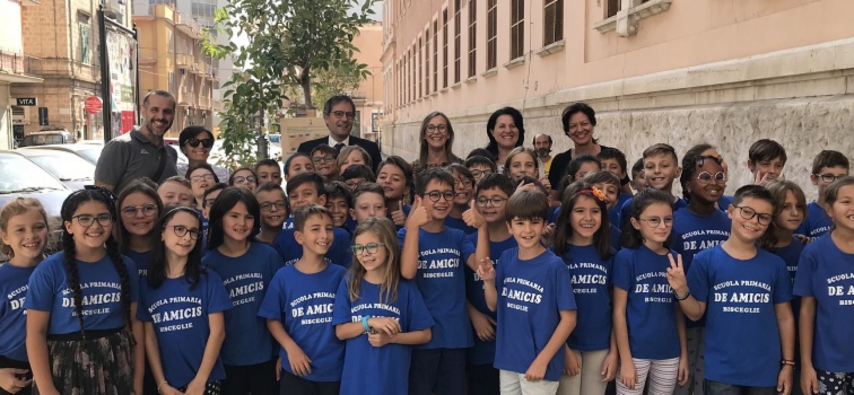 Nuovi alberi in via Monte San Michele, festeggiano gli alunni della De Amicis / FOTO