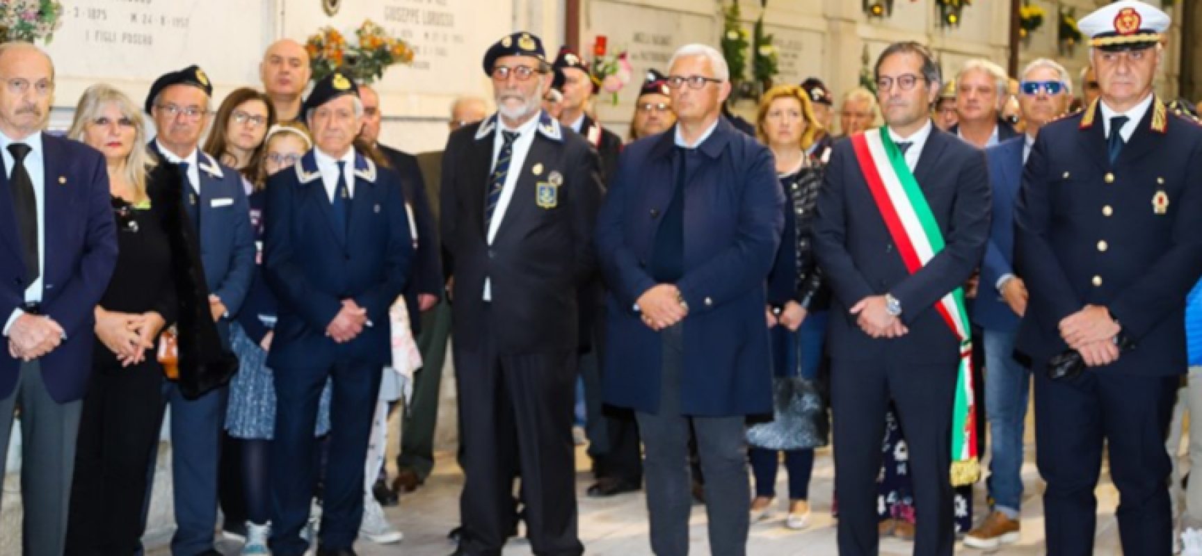 Tributo al concittadino Mauro Palmiotti, cerimonia al cimitero di Bisceglie / FOTO