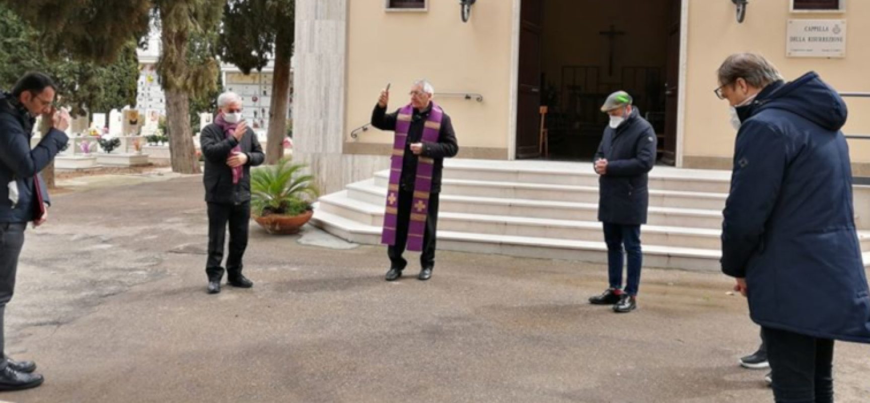 Coronavirus, l’Arcivescovo D’Ascenzo in preghiera nei cimiteri della Diocesi / FOTO