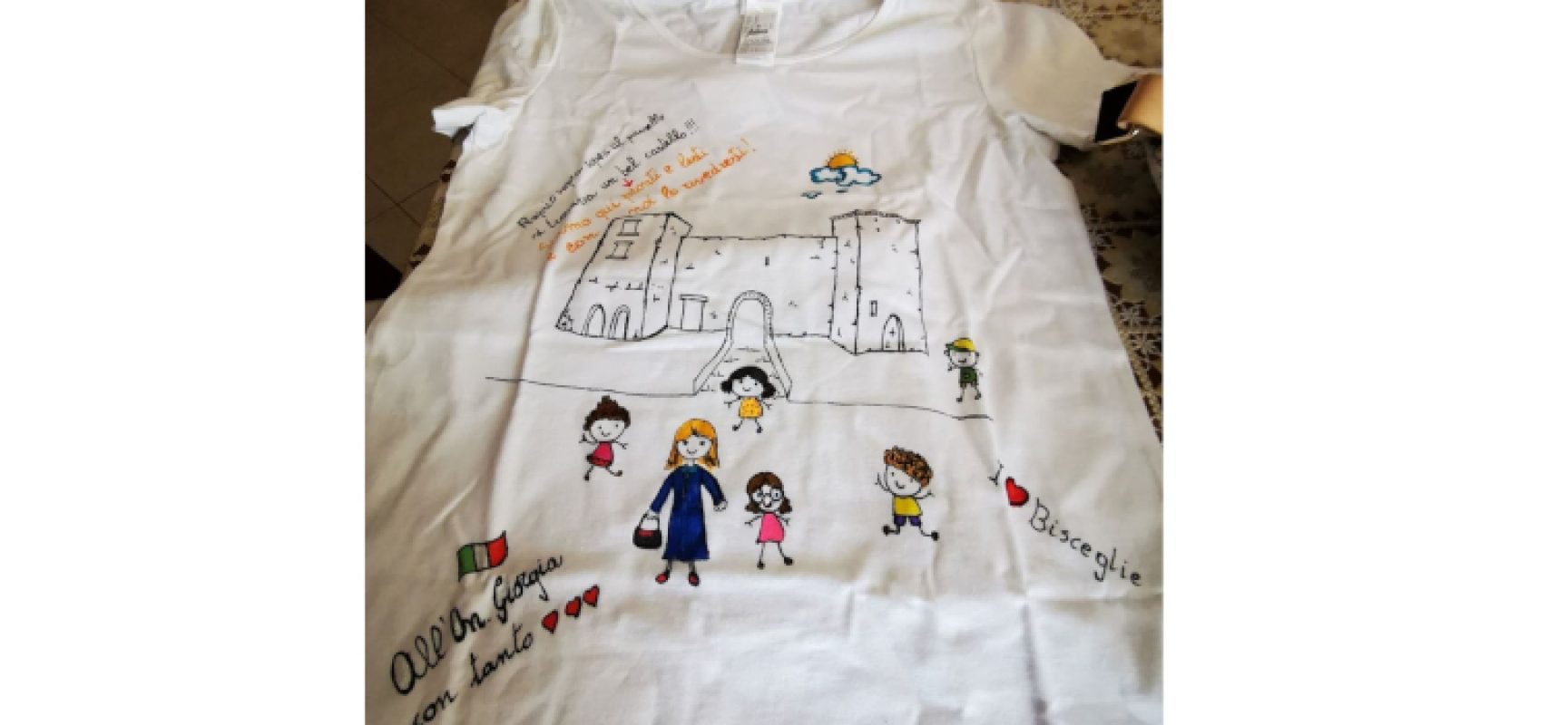 Docenti biscegliesi regalano maglia a Giorgia Meloni, Galantino (FdI): “Storia locale nelle scuole”