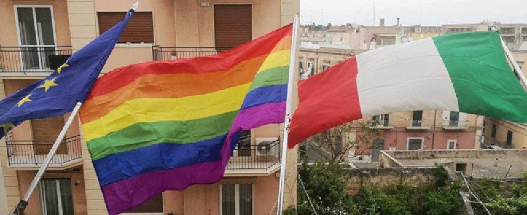 Giornata contro le discriminazioni, bandiera arcobaleno issata a Palazzo di Città / FOTO