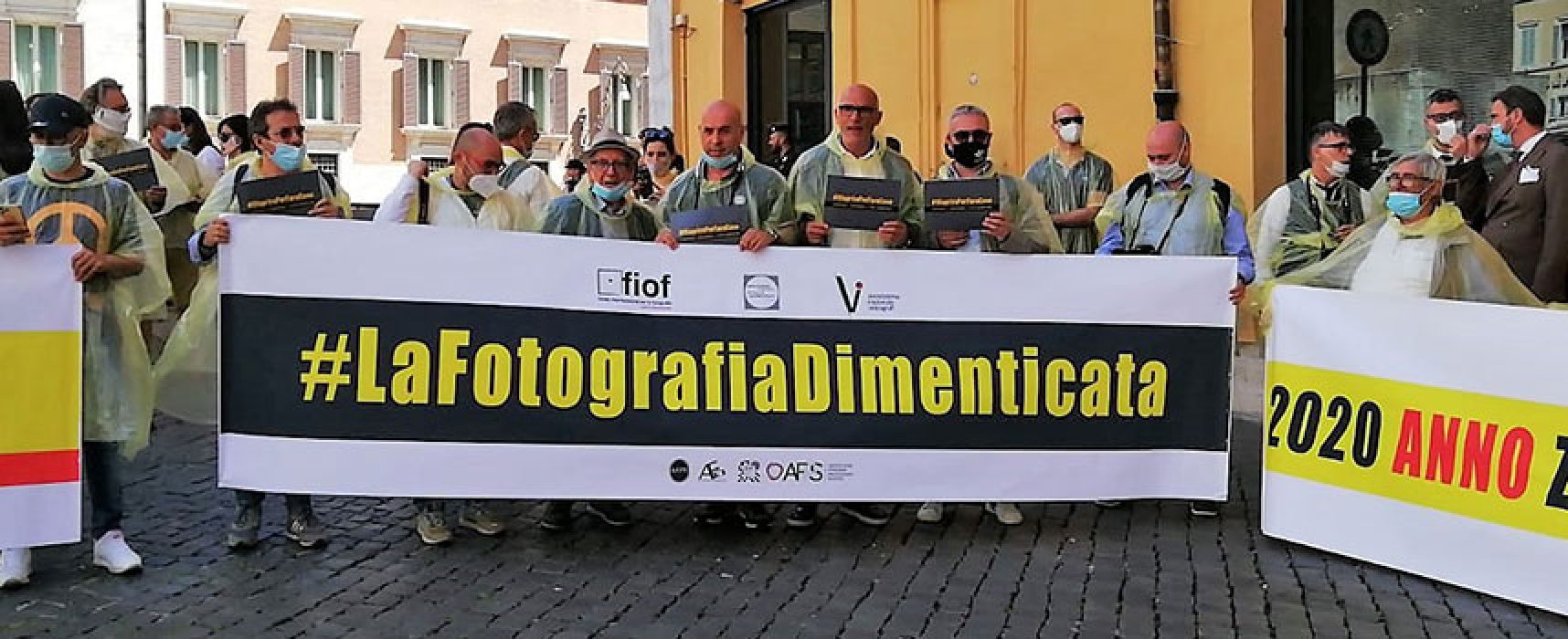 Fotografi biscegliesi in piazza a Roma e Bari per manifestare contro la crisi del settore