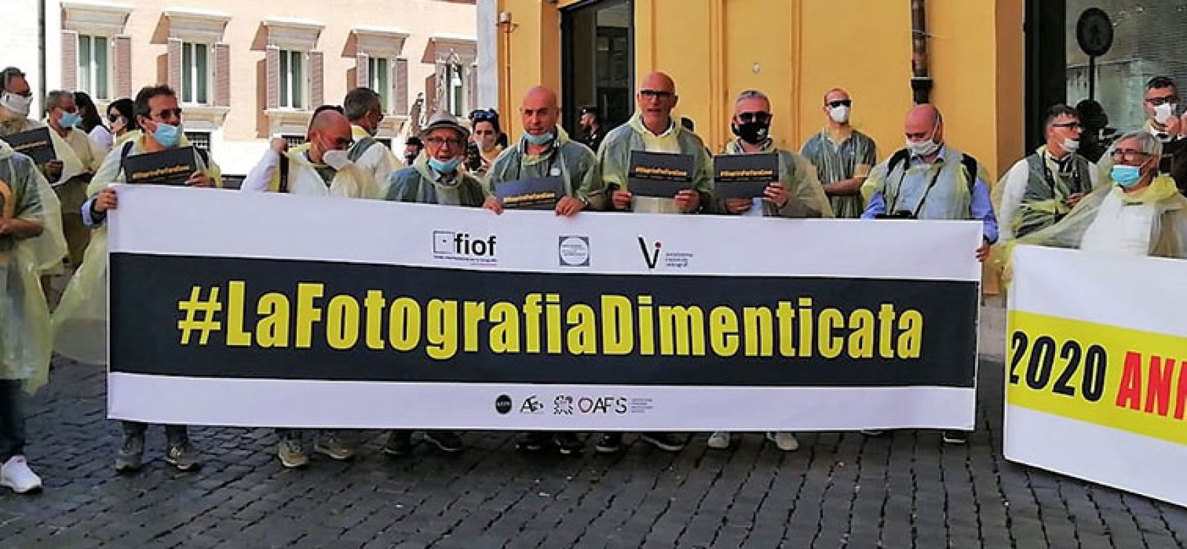 Fotografi biscegliesi in piazza a Roma e Bari per manifestare contro la crisi del settore