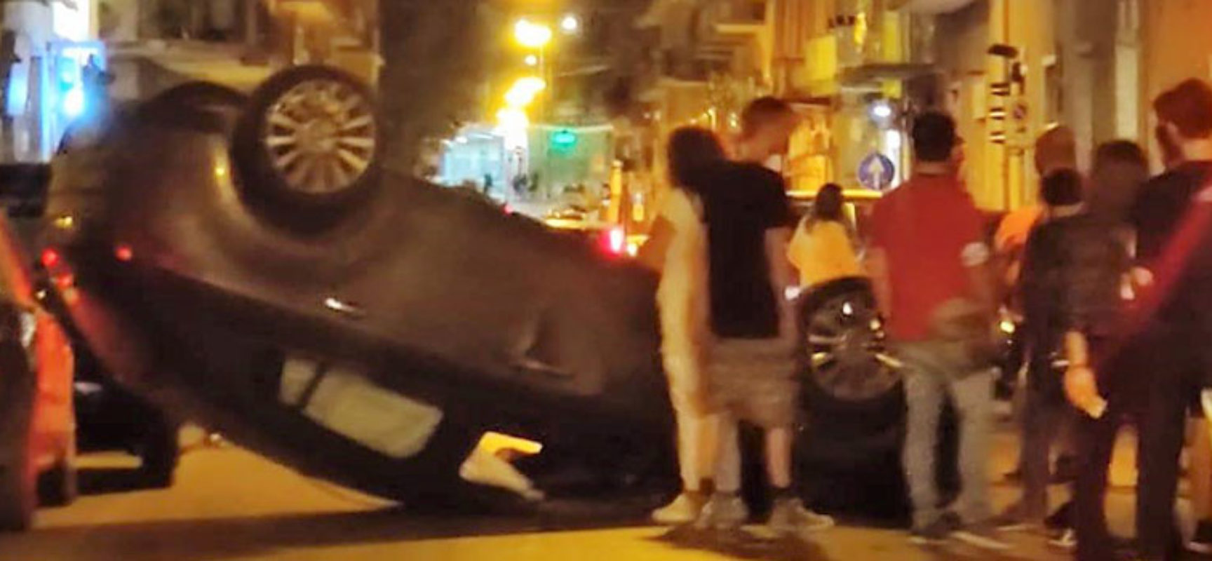 Auto si ribalta nella notte su corso Umberto I, un ferito