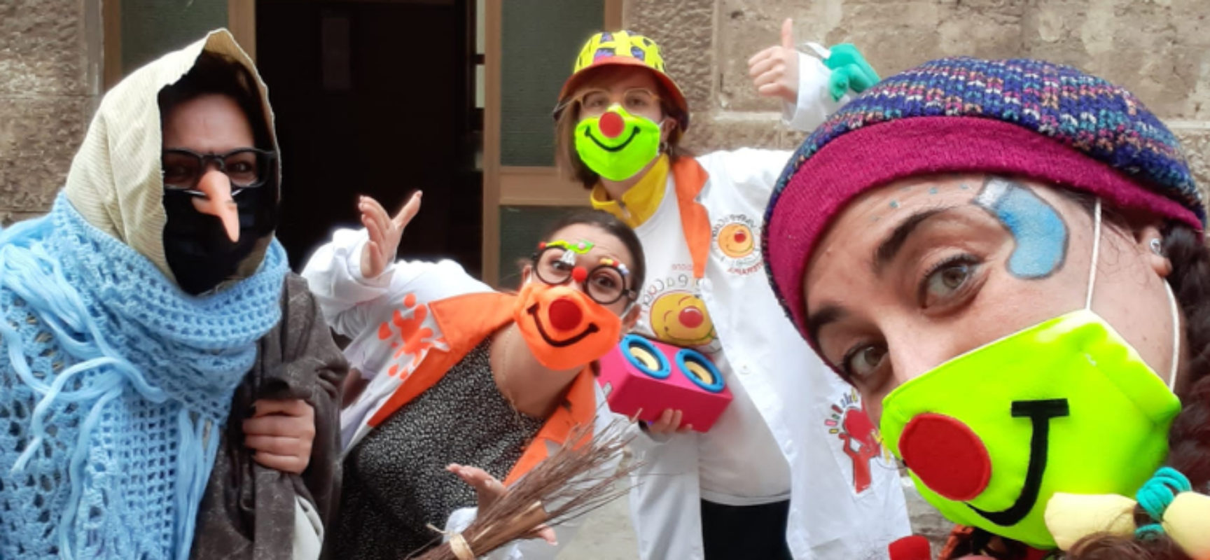 L’Associazione “Vivere a colori” con la sua Befana e i suoi clown in città / FOTO