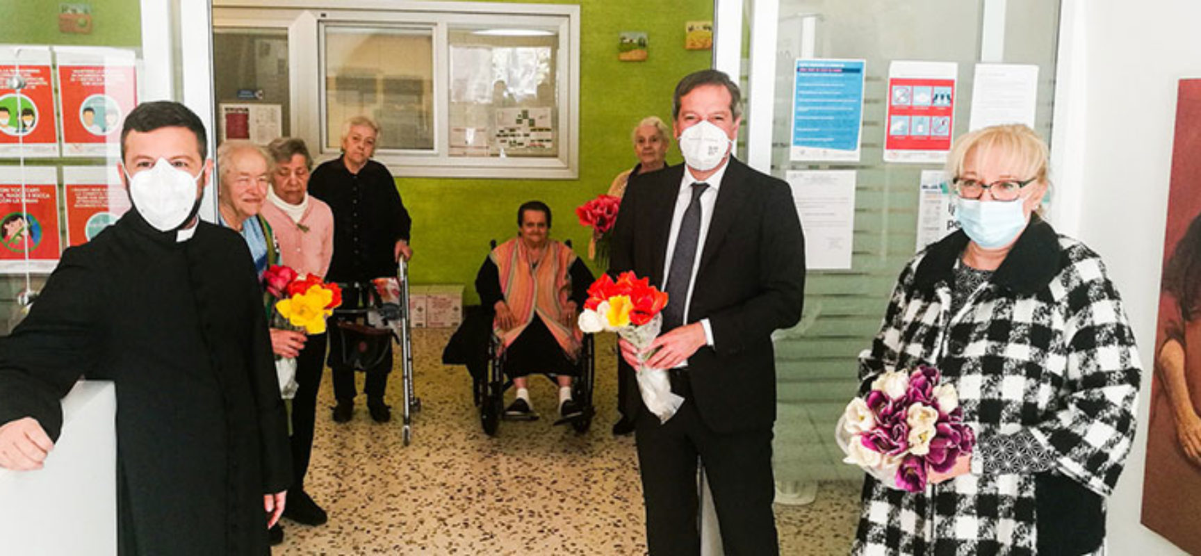 Comune dona 200 tulipani sospesi a RSA, Angarano: “Far sentire affetto e vicinanza” / FOTO