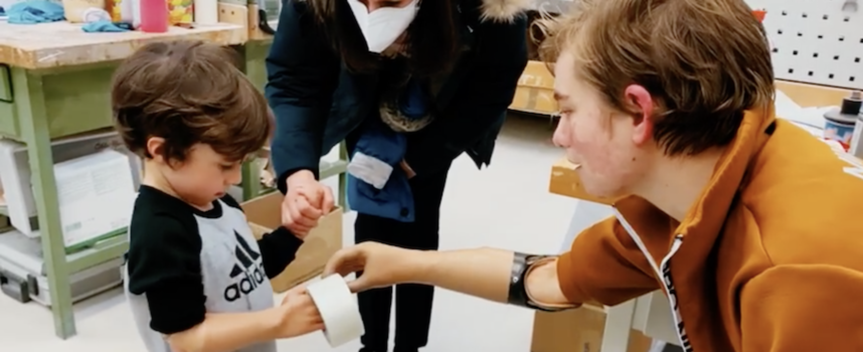 Bebe Vio mostra a bambino biscegliese come utilizzare la protesi mioelettrica / VIDEO