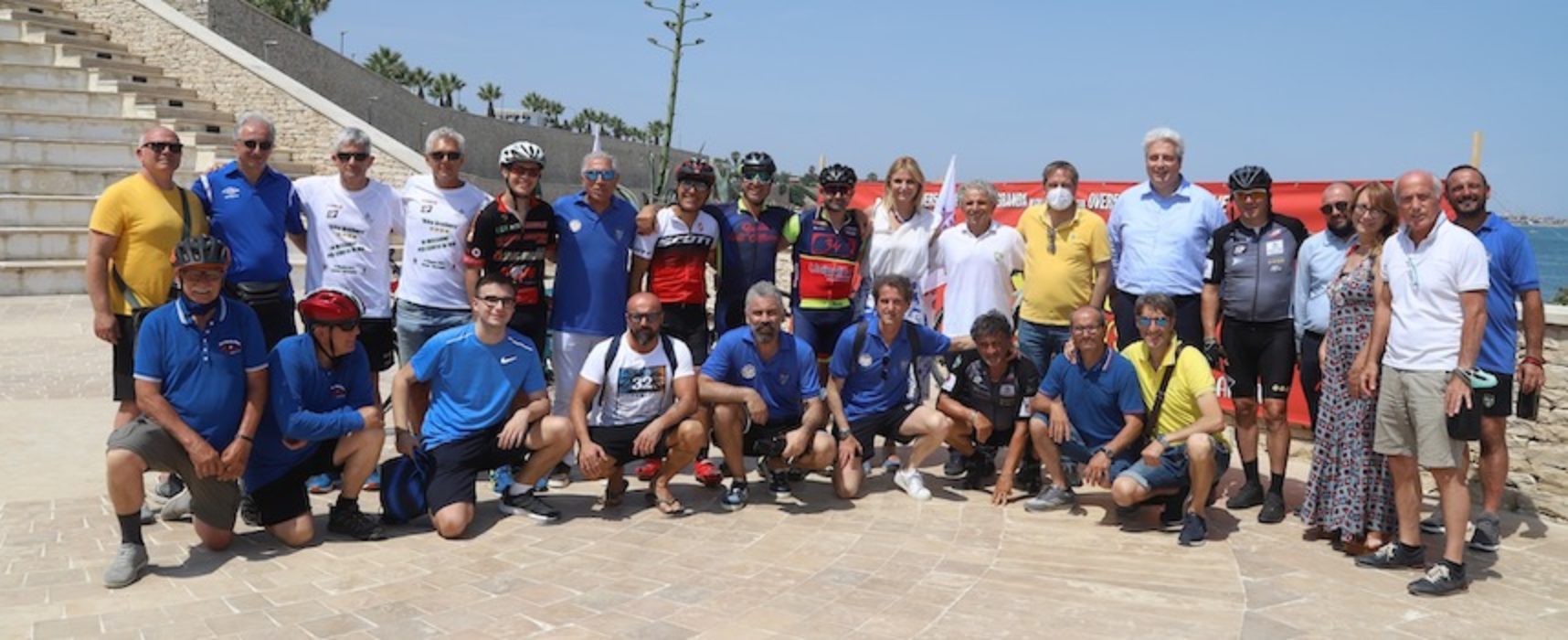 In bici da Cuneo a Bisceglie per beneficenza: al Teatro Mediterraneo arrivano i Bike Brothers / FOTO