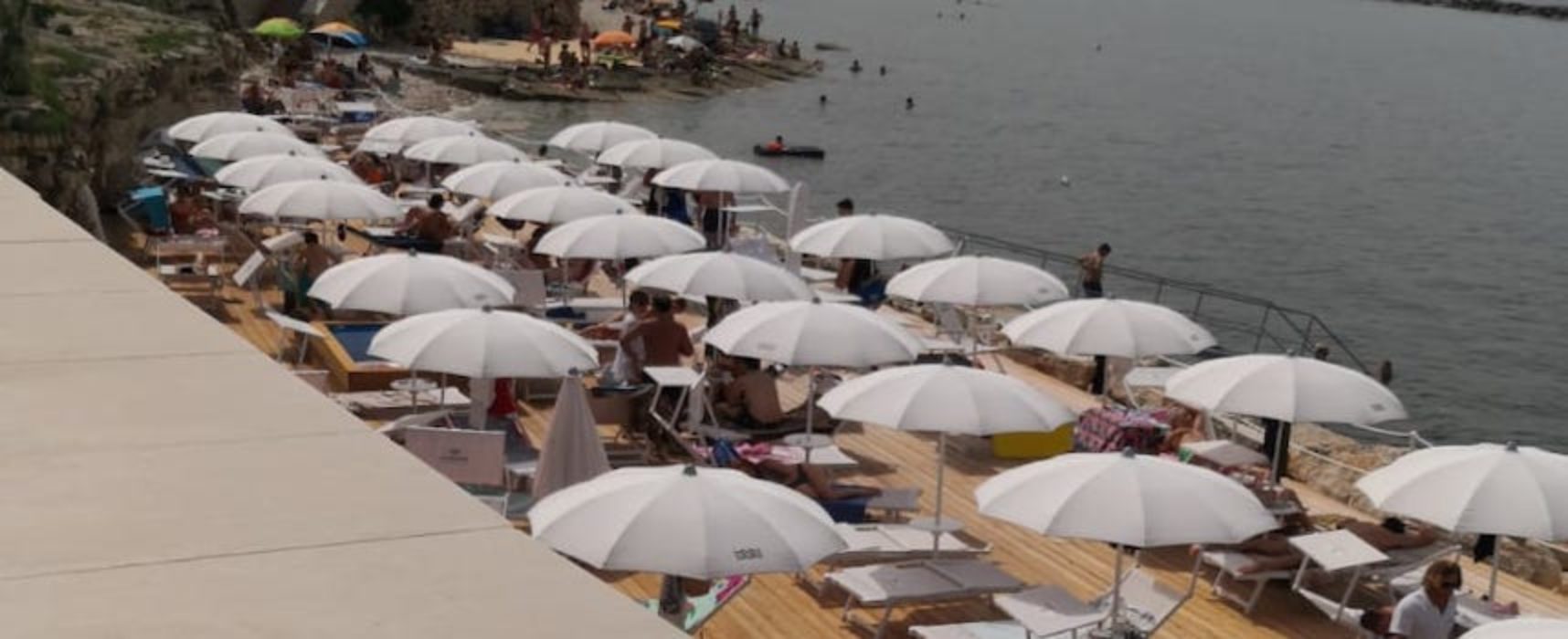 La Salata, Napoletano: “Superficie occupata da ombrelloni e lettini, evidente violazione bando”