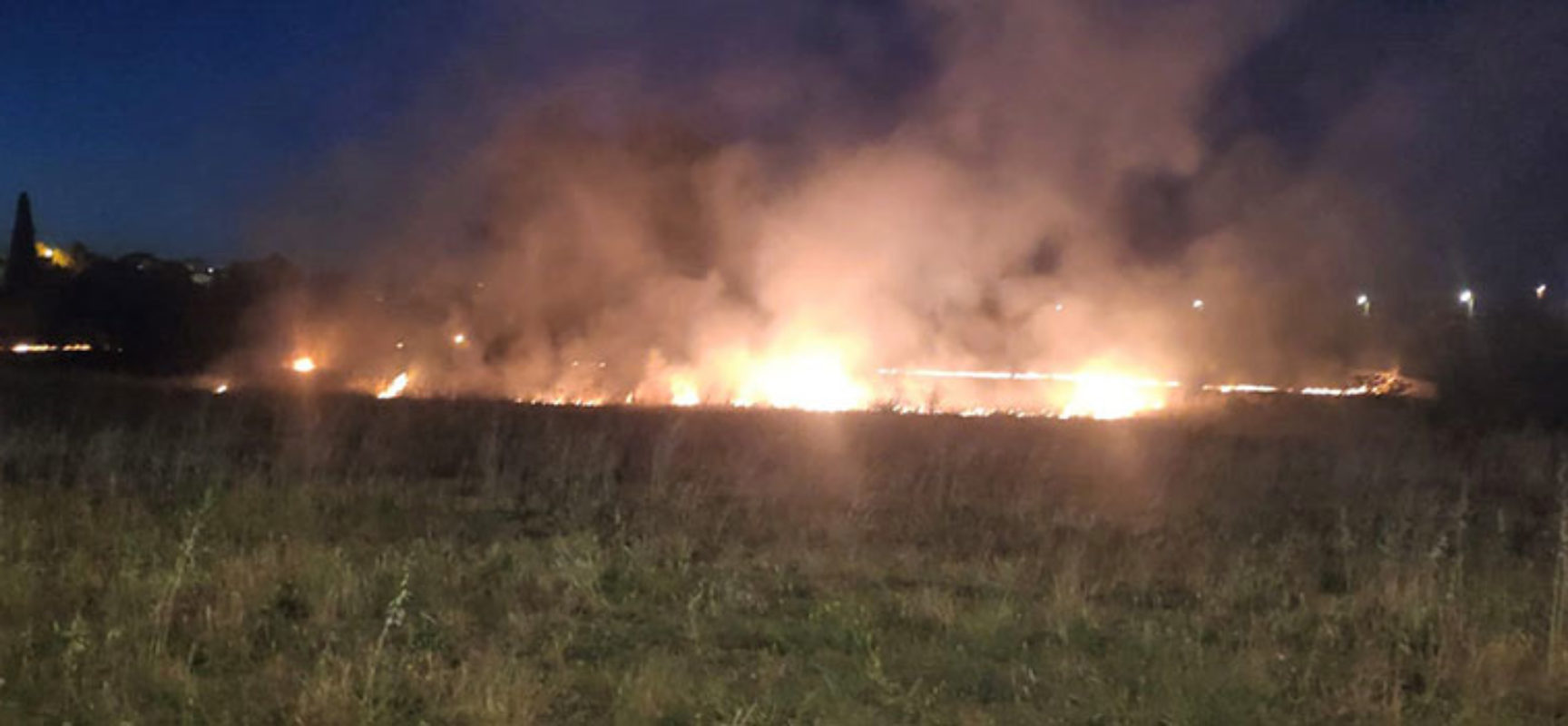 A fuoco in serata terreno nel quartiere Sant’Andrea