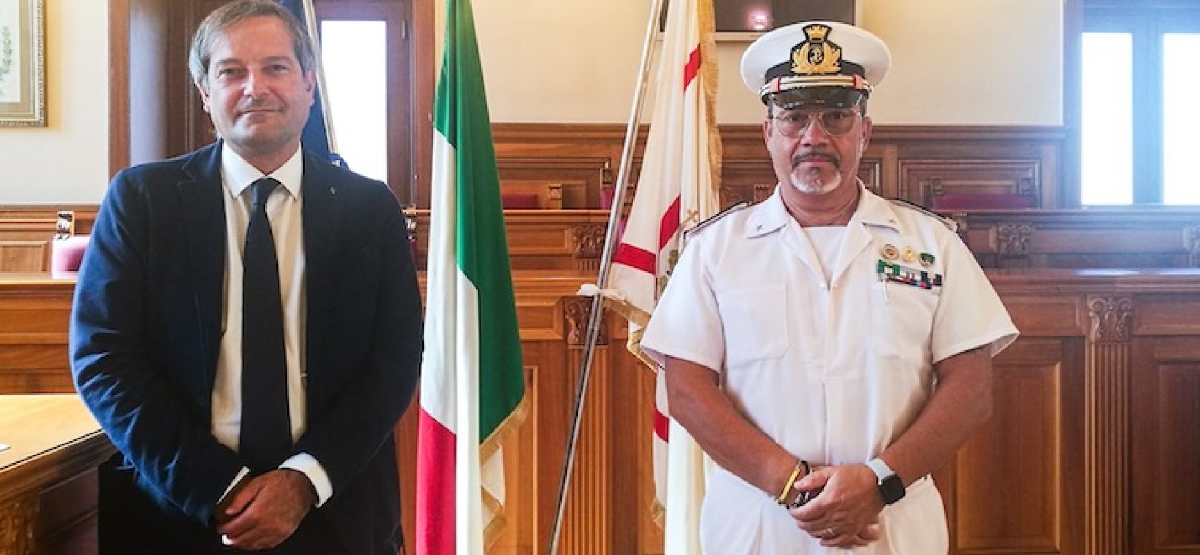 Autorità locali accolgono il Primo Maresciallo Crescenzo Ciccolella, nuovo Comandante Capitaneria