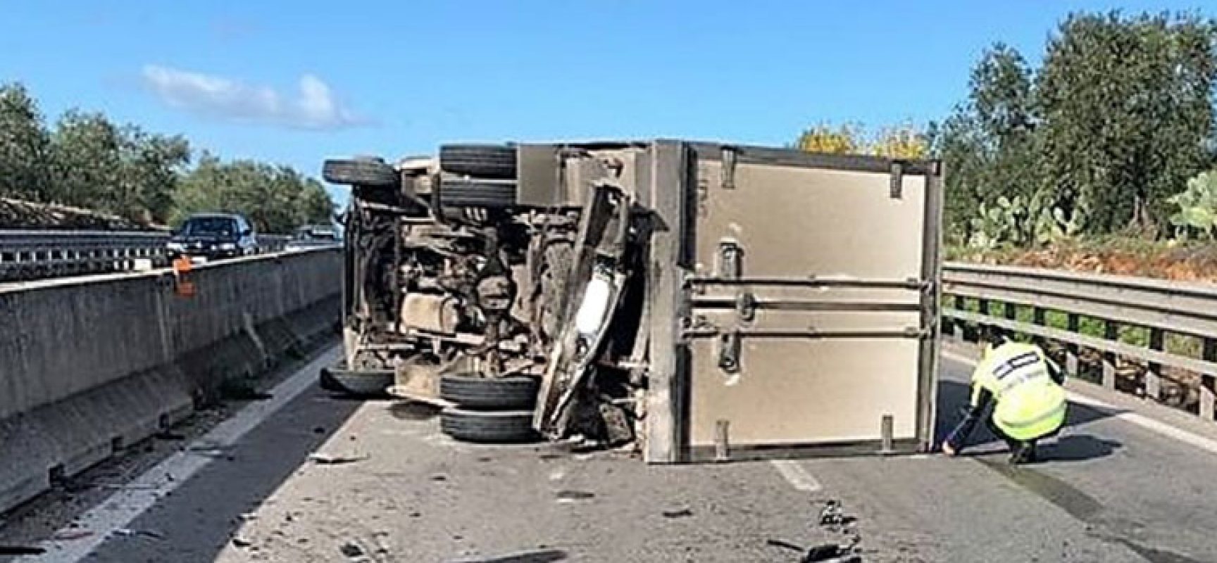 Incidente sulla 16 bis, camion si ribalta nel tratto tra Bisceglie e Trani