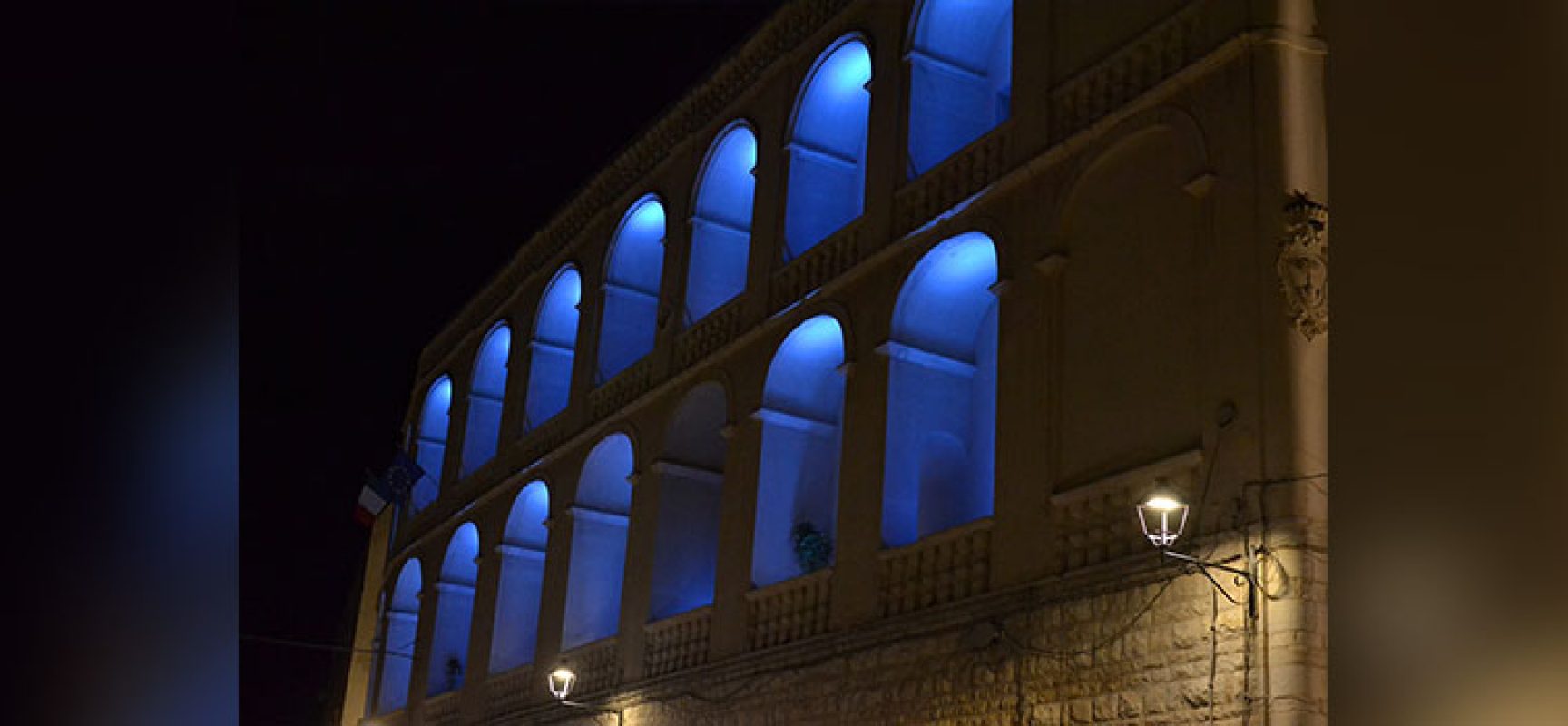 Palazzo San Domenico illuminato di blu per la Giornata mondiale sulla Sindrome di Angelman