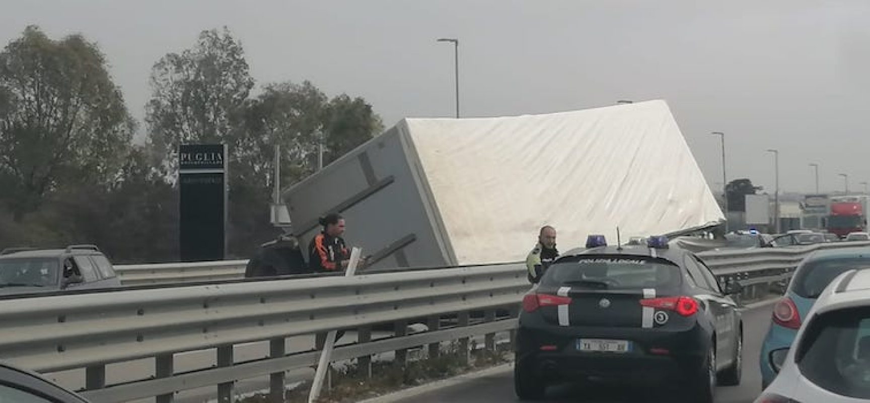 Rimorchio si stacca da un camion sulla 16 bis provocandone ribaltamento