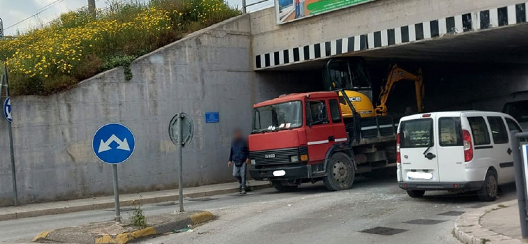 Camion incastrato nel sottopasso di via Ruvo