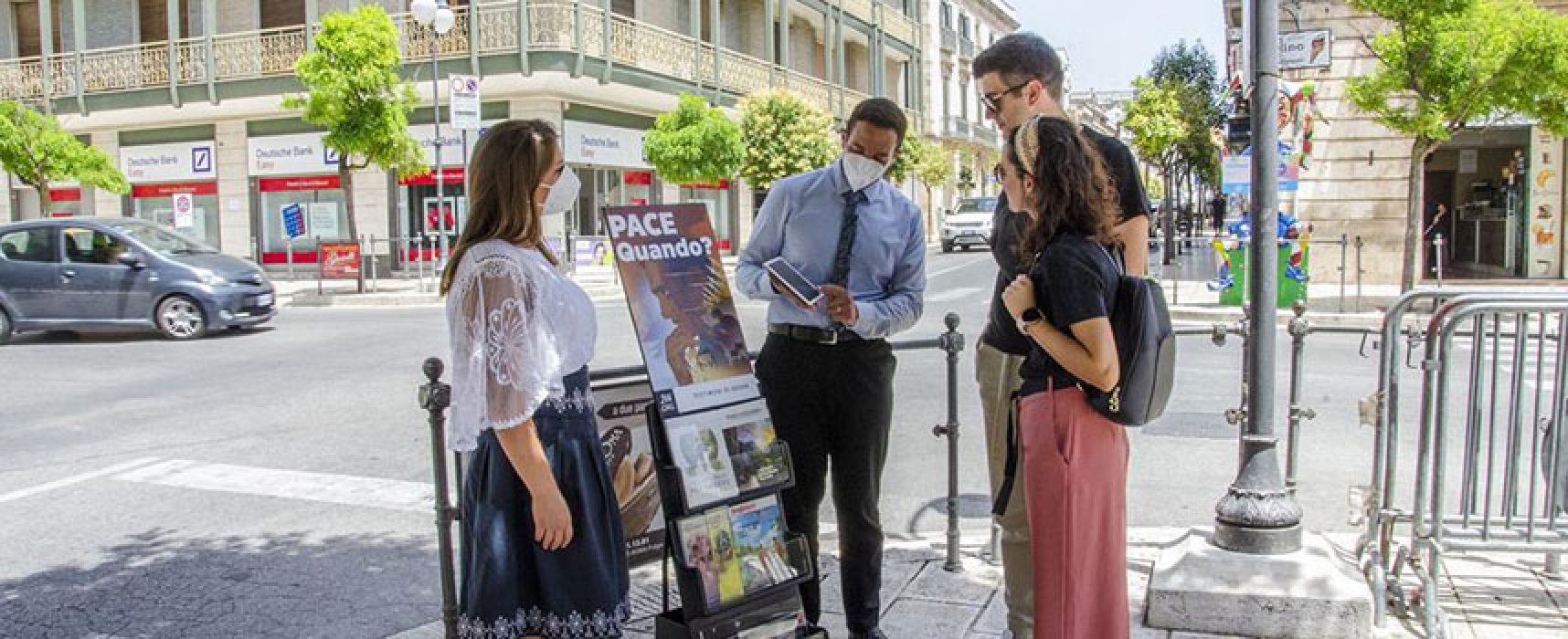 Dopo la pandemia i Testimoni di Geova tornano a contattare le persone nei luoghi pubblici