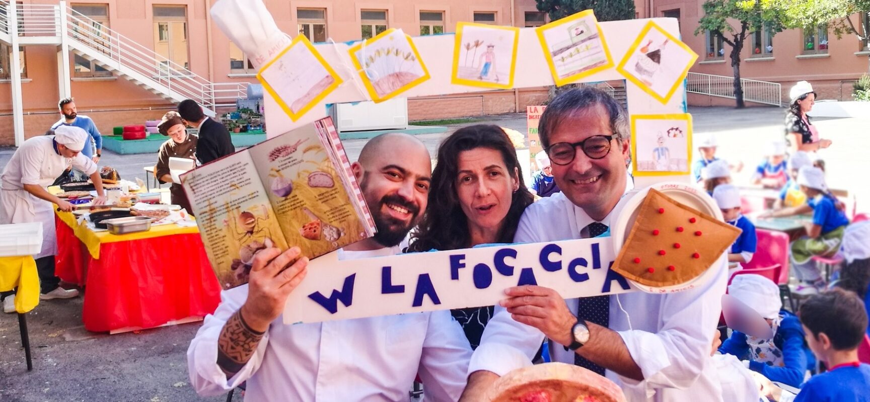 “Mani in Pasta”, al primo circolo “De Amicis” a scuola di focaccia con Bisceglie Start / FOTO