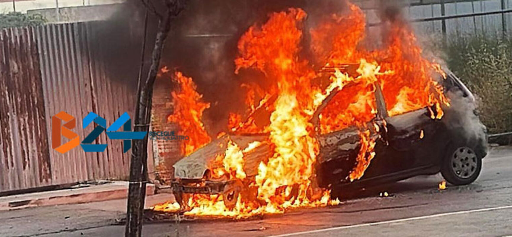 Auto in transito in via San Martino prende fuoco, sul posto Vigili del Fuoco