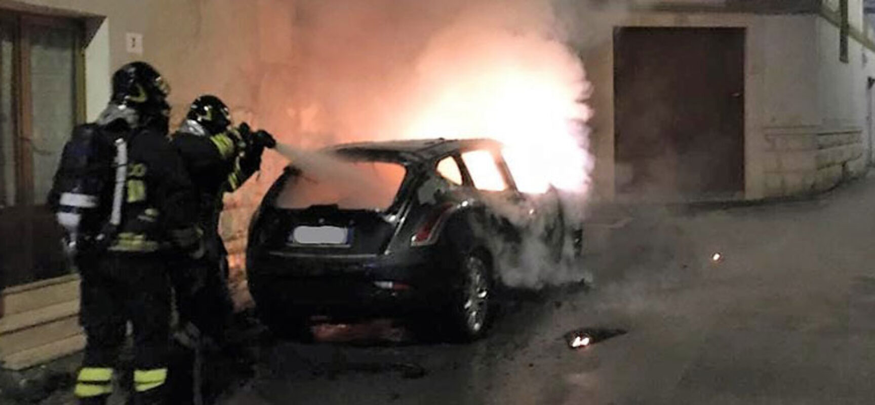 Auto a fuoco nella notte a Bisceglie, intervento dei Vigili del Fuoco