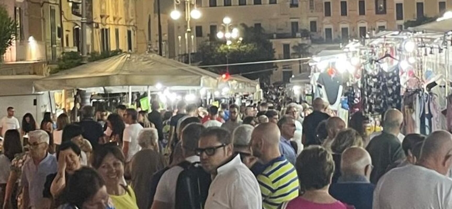 Il primo mercato domenicale del mese torna serale