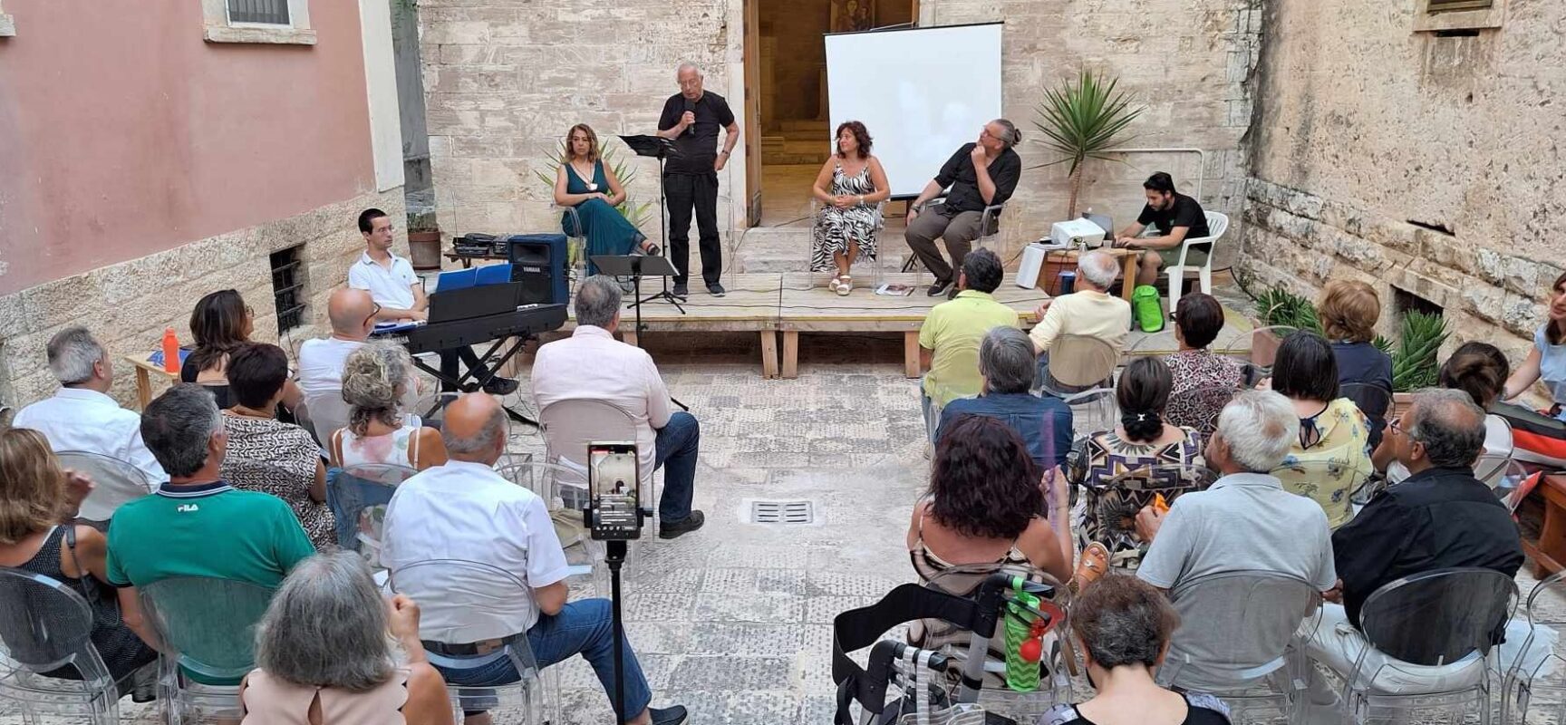 Il poeta siciliano Beppe Costa ha presentato a Bisceglie le sue opere letterarie