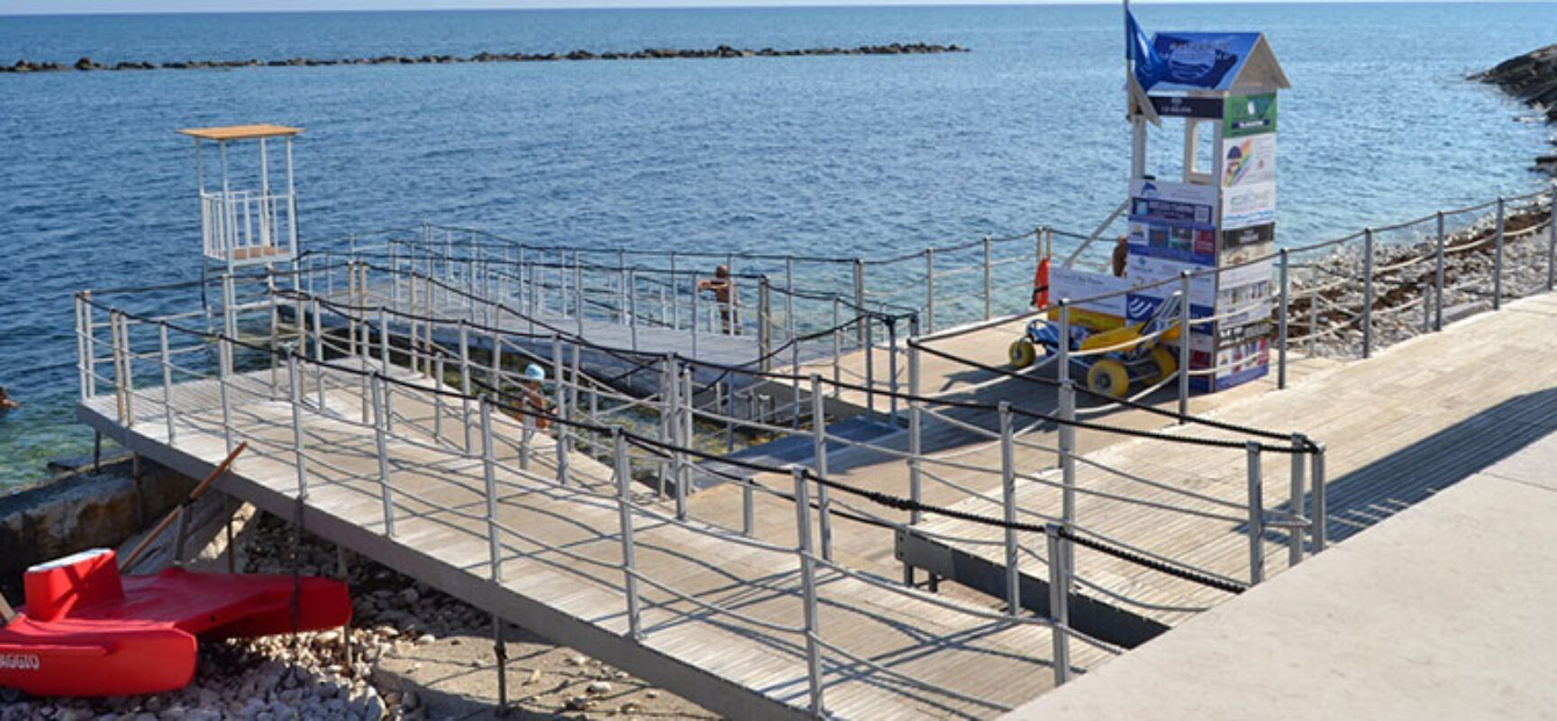 Bagnino salva uomo in difficoltà a largo di spiaggia del Cagnolo