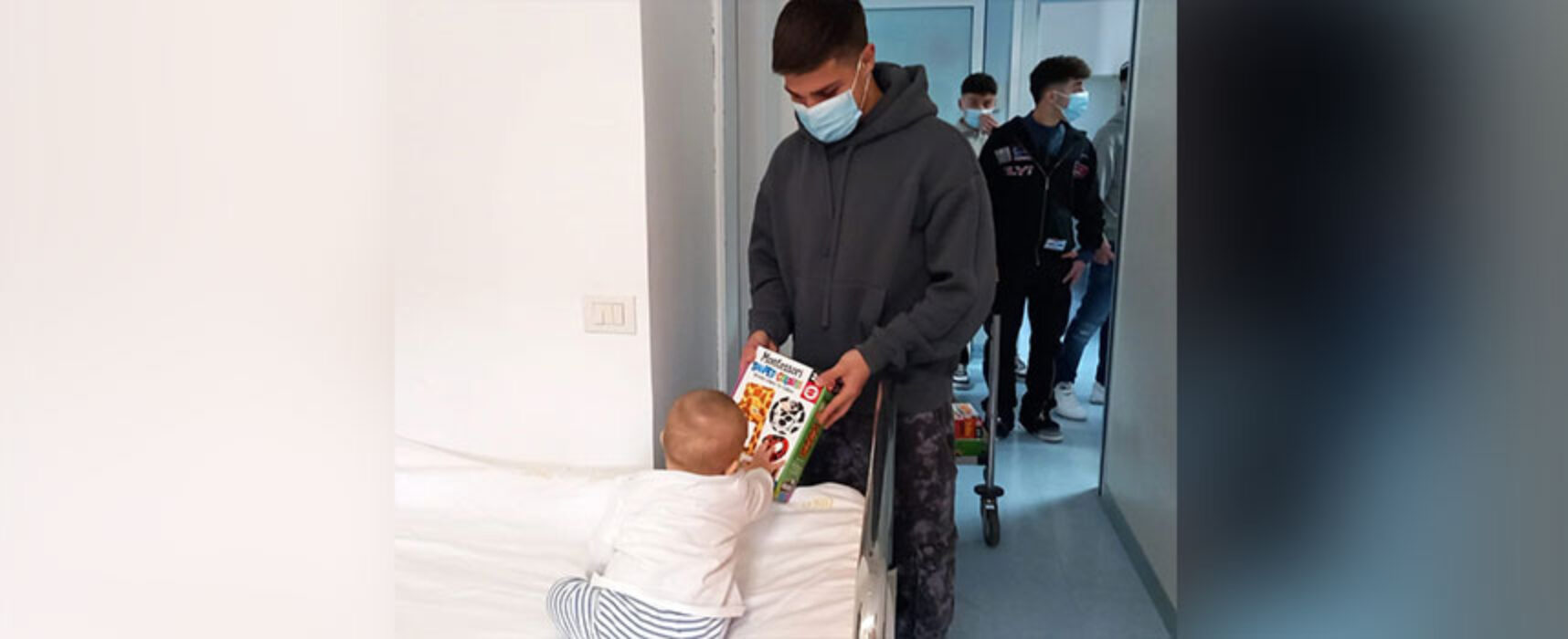 I calciatori del Bisceglie regalano doni per l’Epifania ai piccoli ricoverati in ospedale