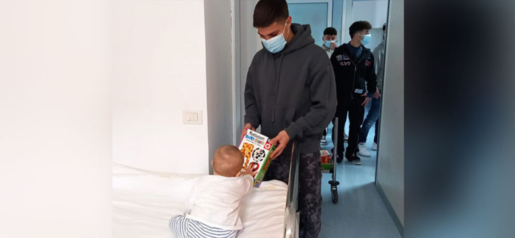 I calciatori del Bisceglie regalano doni per l’Epifania ai piccoli ricoverati in ospedale
