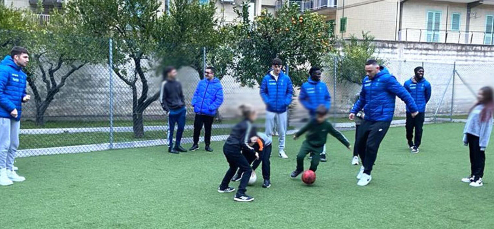 Calciatori del Bisceglie fanno visita ai bimbi di Villa Giulia