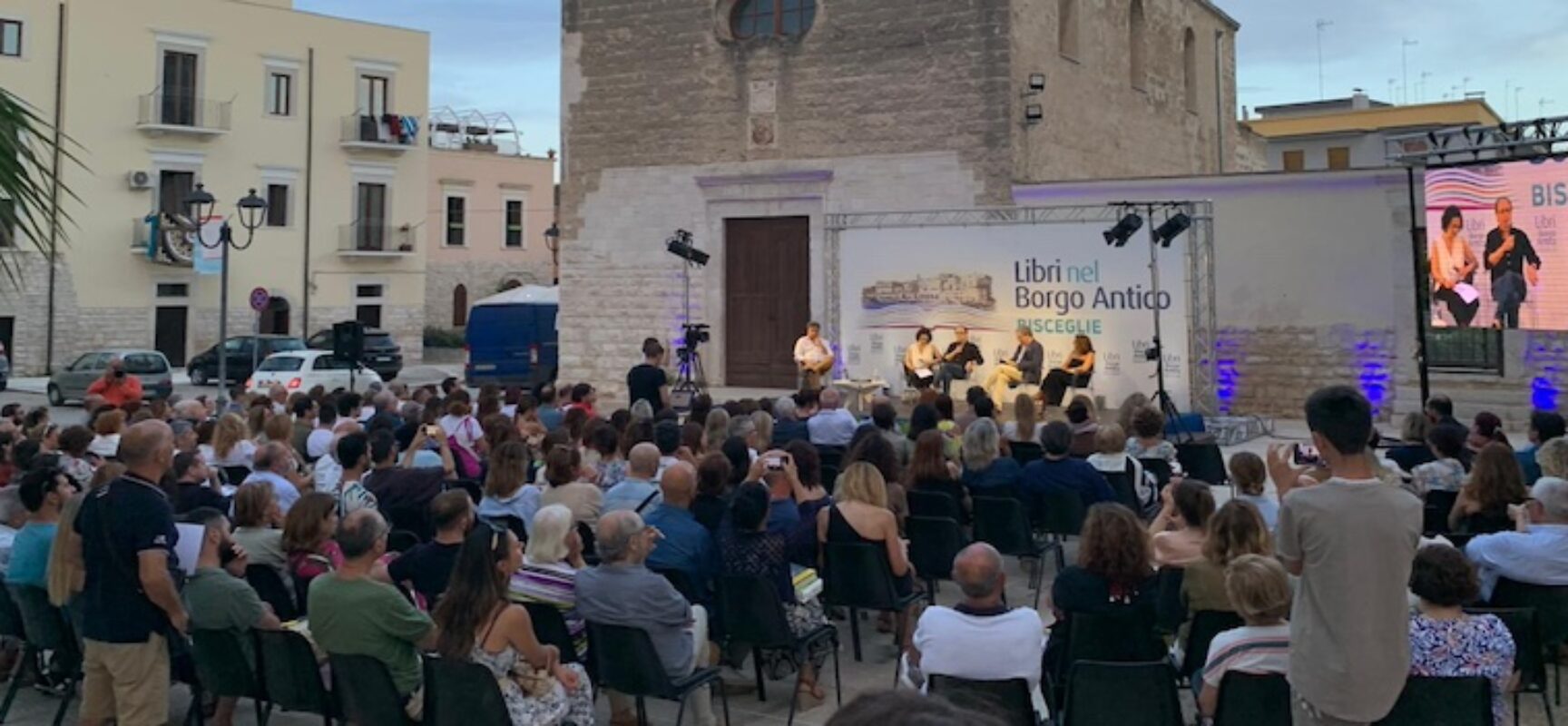 Glenn Cooper a Bisceglie apre con successo la strada per Libri nel Borgo Antico 2024