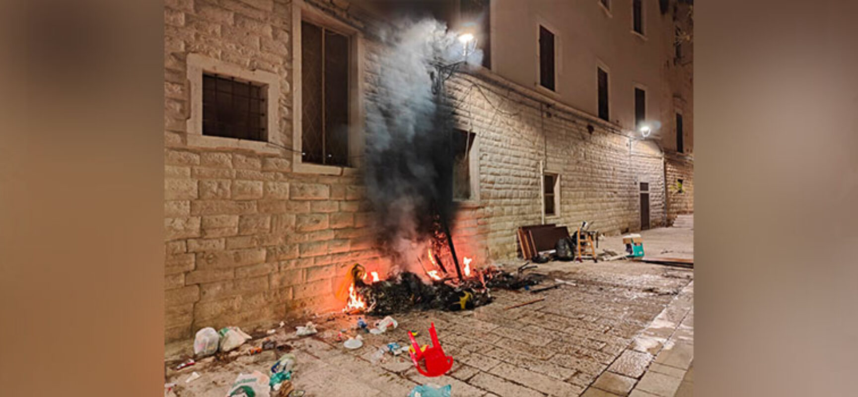 Incendio nella notte, danneggiata parete esterna di Palazzo San Domenico / FOTO