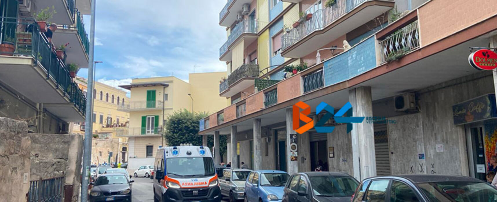 Donna minaccia di lanciarsi dal balcone, salvata da un passante