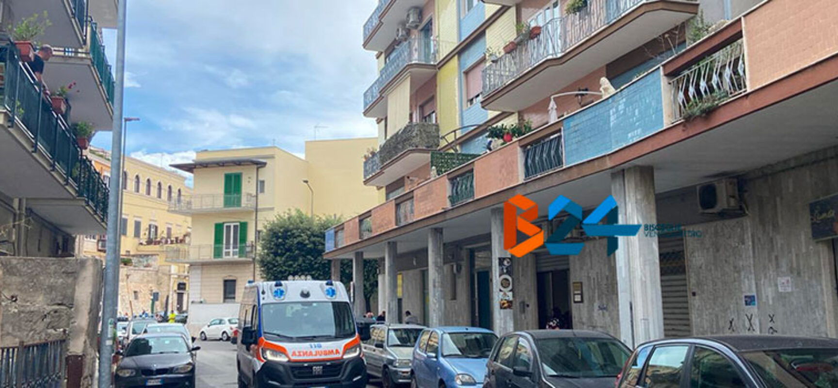 Donna minaccia di lanciarsi dal balcone, salvata da un passante