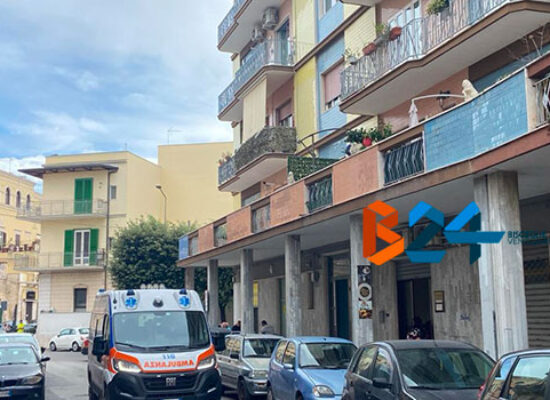 Donna minaccia di lanciarsi dal balcone, salvata da un passante