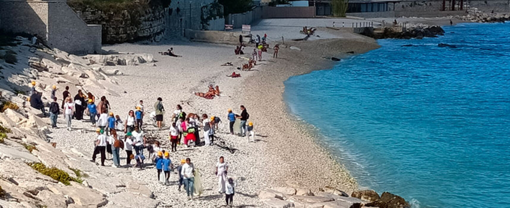 Alunni e genitori del 2° Circolo Caputi all’opera per la pulizia delle spiagge