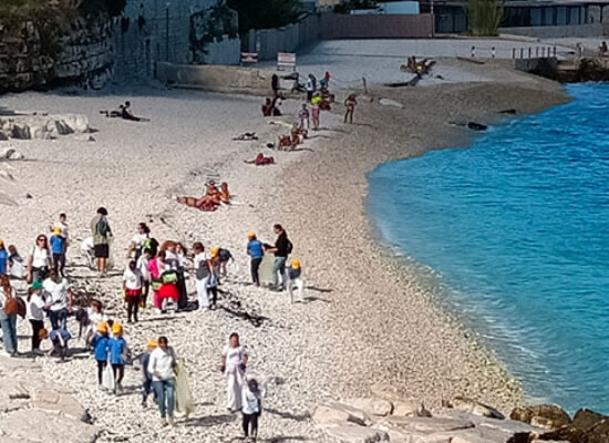 Alunni e genitori del 2° Circolo Caputi all’opera per la pulizia delle spiagge